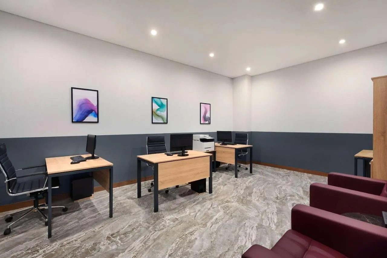 Hotel Wyndham Garden Baku 5*,